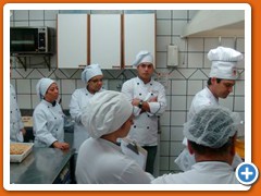 O rei do mocotó recebeu alunos da EGAS (Escola Gastronômica Aires Scavone), para uma demonstração e explicação do preparo do mocotó.
